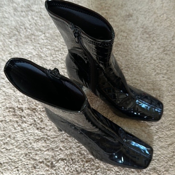 Forever 21 Black Faux Shiny Leather Zipper Boots Size 8 - Picture 3 of 7